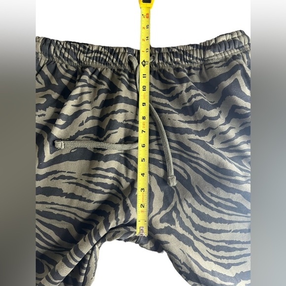 Ed Hardy Men’s Zebra Camo Jogger Sweatpants - Picture 7 of 11